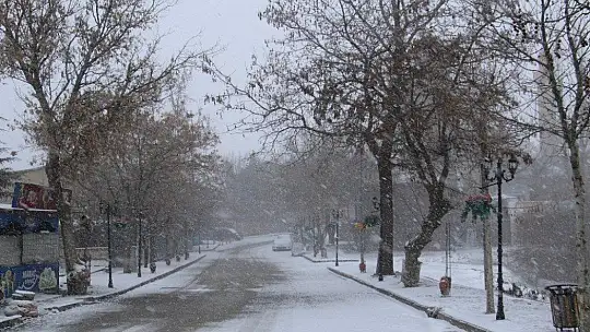 Elazığ'da kar yağışı başladı, tarihi mahalle beyaza büründü