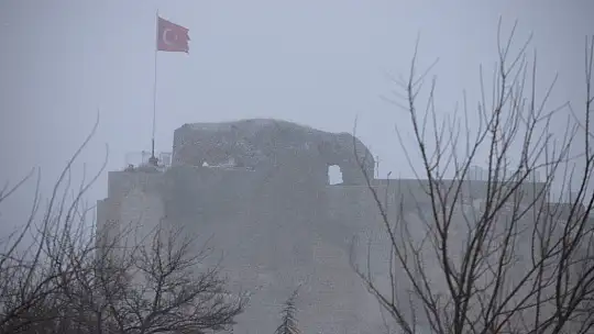 Elazığ'da kar yağışı başladı, tarihi mahalle beyaza büründü