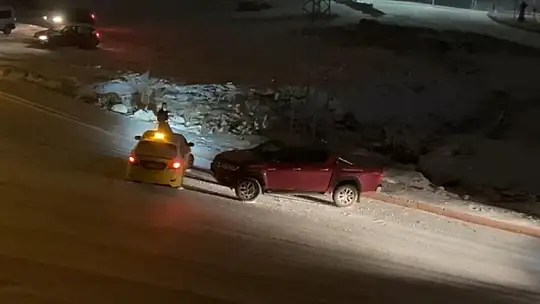 Elazığ'da kar yağışı etkili oldu, rampada kayan araçlar birbirine böyle çarptı