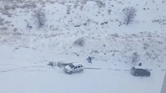 Elazığ'da karlı yolda otomobil böyle kaydı