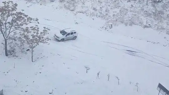 Elazığ'da karlı yolda otomobil böyle kaydı