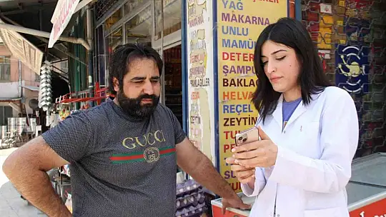 Elazığ'da kaybolan kedisini sokak sokak arıyor