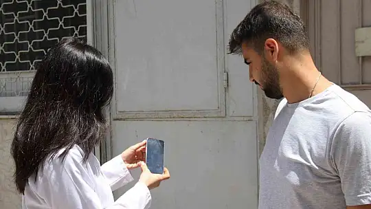 Elazığ'da kaybolan kedisini sokak sokak arıyor