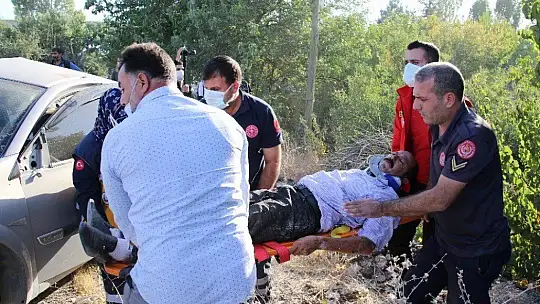 Elazığ'da kazada araçta sıkışan 4 yaralı için ekipler seferber oldu