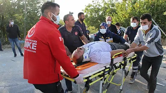 Elazığ'da kazada araçta sıkışan 4 yaralı için ekipler seferber oldu