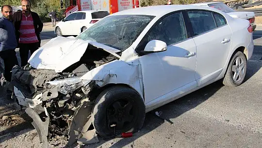Elazığ'da kazada araçta sıkışan 4 yaralı için ekipler seferber oldu