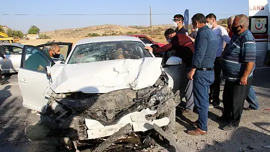 Elazığ'da kazada araçta sıkışan 4 yaralı için ekipler seferber oldu