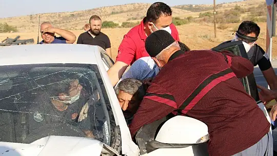 Elazığ'da kazada araçta sıkışan 4 yaralı için ekipler seferber oldu