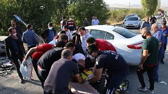 Elazığ'da kazada araçta sıkışan 4 yaralı için ekipler seferber oldu