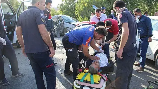 Elazığ'da kazada araçta sıkışan 4 yaralı için ekipler seferber oldu