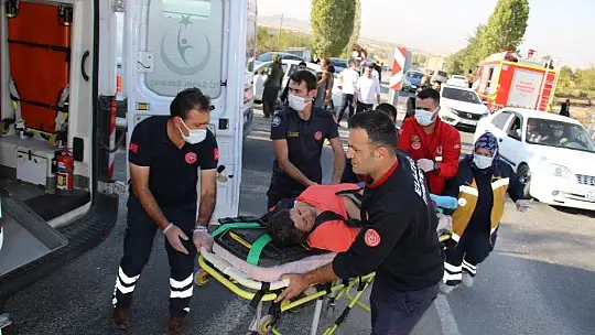 Elazığ'da kazada araçta sıkışan 4 yaralı için ekipler seferber oldu