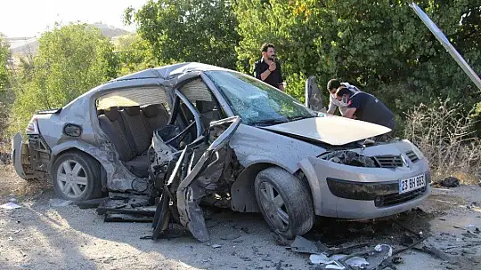 Elazığ'da kazada araçta sıkışan 4 yaralı için ekipler seferber oldu
