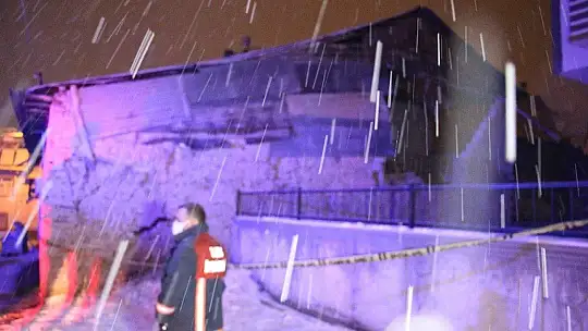 Elazığ'da kerpiç evin duvarı yıkıldı, aile panikle dışarı kaçtı