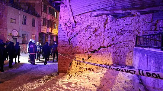 Elazığ'da kerpiç evin duvarı yıkıldı, aile panikle dışarı kaçtı