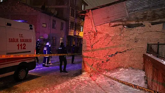 Elazığ'da kerpiç evin duvarı yıkıldı, aile panikle dışarı kaçtı