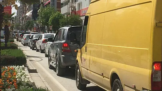Elazığ'da kısıtlama ile yaya yoğunluğu azaldı, araç yoğunluğu dikkat çekti