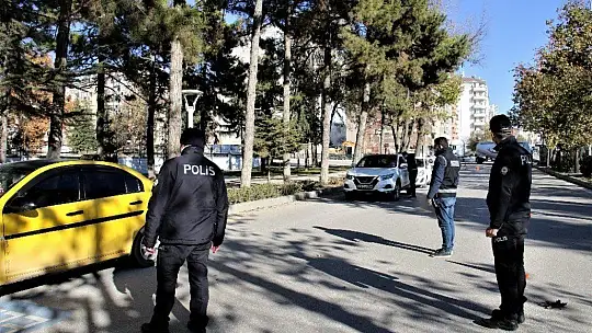 Elazığ'da kısıtlama kapsamında denetimler gün boyu sürdü