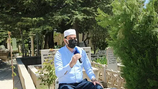 Elazığ'da kısıtlama nedeniyle boş kalan mezarlıklarda Kur'an-ı Kerim okutuldu