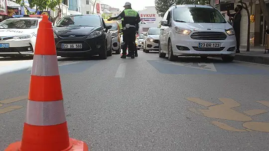 Elazığ'da kısıtlamaya sıkı denetim, araçlar tek tek kontrol edilmeye başlandı