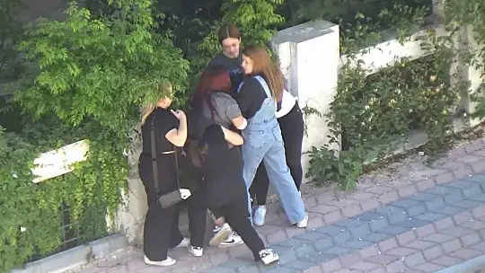 Elazığ'da kızlar saç saça baş başa birbirine girdi, erkekler izledi