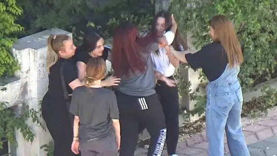 Elazığ'da kızlar saç saça baş başa birbirine girdi, erkekler izledi
