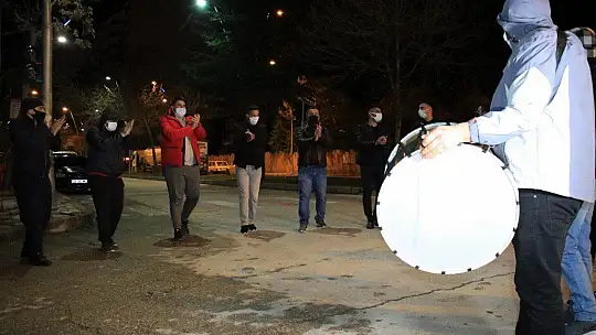 Elazığ'da klarnetli, davullu sosyal mesafeli sahur halayı