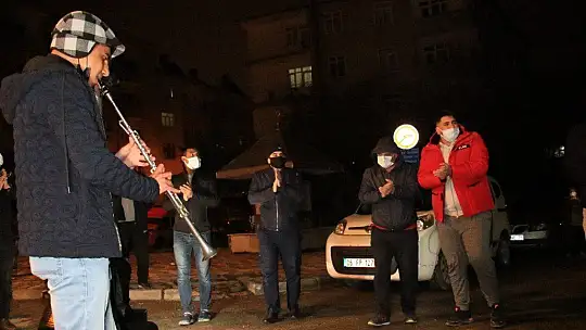 Elazığ'da klarnetli, davullu sosyal mesafeli sahur halayı