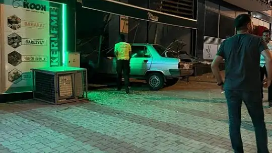 Elazığ'da kontrolden çıkan araç iş yerine girdi