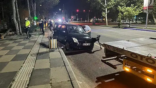 Elazığ'da kontrolden çıkan otomobil ağacı devirdi: 3 yaralı