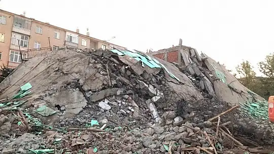 Elazığ'da kontrollü yıkımda hasarlı bina böyle çöktü