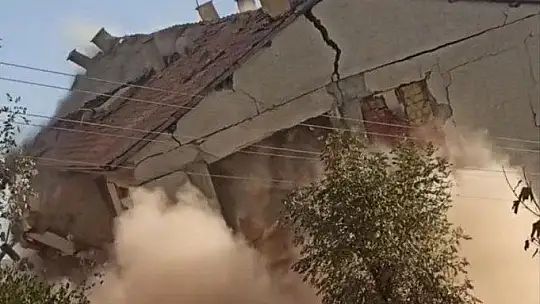 Elazığ'da kontrollü yıkımda hasarlı bina böyle çöktü