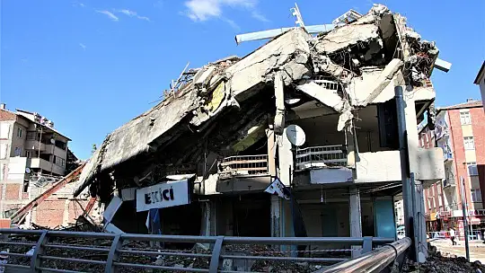 Elazığ'da kontrollü yıkımda hasarlı bina böyle çöktü
