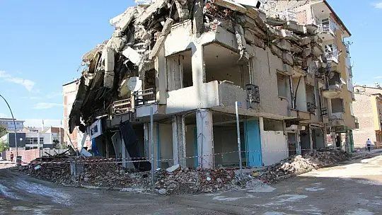 Elazığ'da kontrollü yıkımda hasarlı bina böyle çöktü