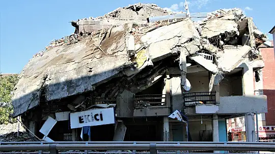 Elazığ'da kontrollü yıkımda hasarlı bina böyle çöktü