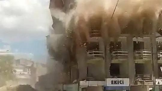 Elazığ'da kontrollü yıkımda hasarlı bina böyle çöktü