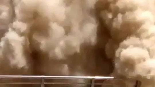 Elazığ'da kontrollü yıkımda hasarlı bina böyle çöktü