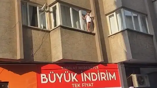 Elazığ'da korku dolu anlar: Küçük çocuk cama çıkınca vatandaşlar aşağıda çarşaf açtı