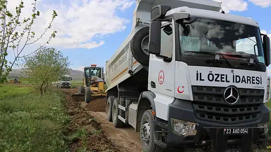 Elazığ'da köy yollarında genişletme ve stabilize çalışmaları sürüyor