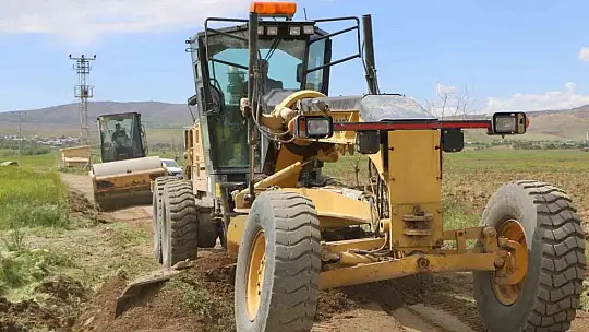 Elazığ'da köy yollarında genişletme ve stabilize çalışmaları sürüyor