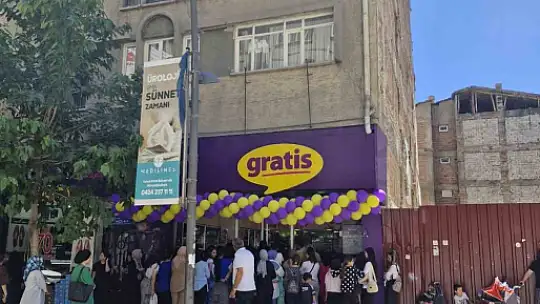 Elazığ'da kozmetik mağazası indirimi izdihama neden oldu