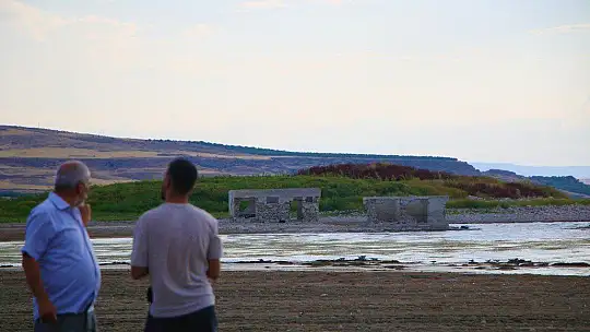 Elazığ'da kuraklık nedeni ile sular çekildi, 75 yıllık okul gün yüzüne çıktı