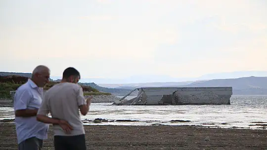 Elazığ'da kuraklık nedeni ile sular çekildi, 75 yıllık okul gün yüzüne çıktı