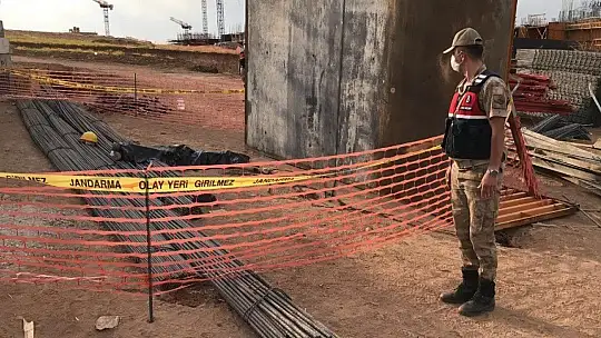 Elazığ'da kuvvetli rüzgarda üzerine kalıp düşen işçi hayatını kaybetti