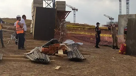 Elazığ'da kuvvetli rüzgarda üzerine kalıp düşen işçi hayatını kaybetti