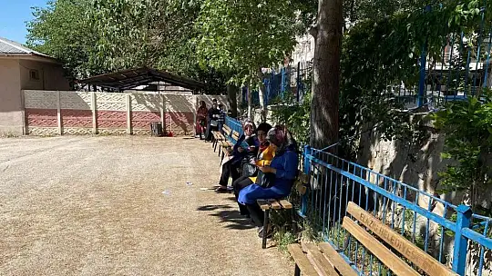 Elazığ'da LGS heyecanı başladı, öğrenciler içeride aileler dışarıda ter döktü