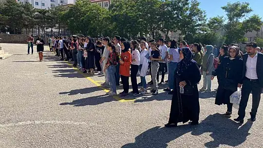 Elazığ'da LGS heyecanı başladı, öğrenciler içeride aileler dışarıda ter döktü