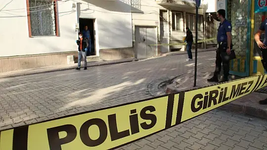 Elazığ'da magandalar sokakta silahla ateş açtı, kurşunlar 2 araca isabet etti