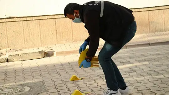 Elazığ'da magandalar sokakta silahla ateş açtı, kurşunlar 2 araca isabet etti