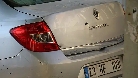 Elazığ'da magandalar sokakta silahla ateş açtı, kurşunlar 2 araca isabet etti