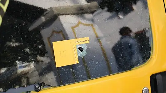 Elazığ'da magandalar sokakta silahla ateş açtı, kurşunlar 2 araca isabet etti